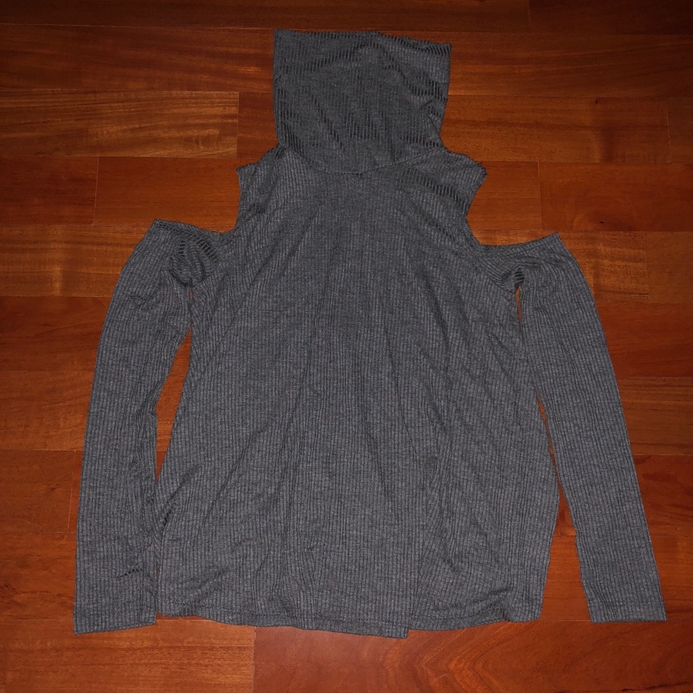 Gray long sleeve shirt